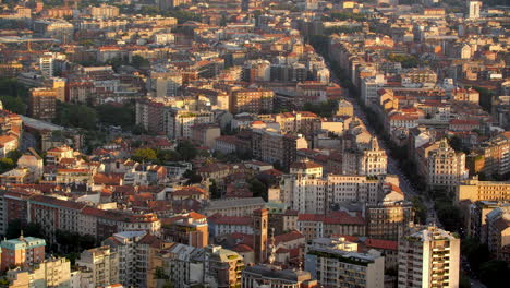 milán ciudad viviendo en apartamentos iluminados por el resplandor del atardecer, vista aérea