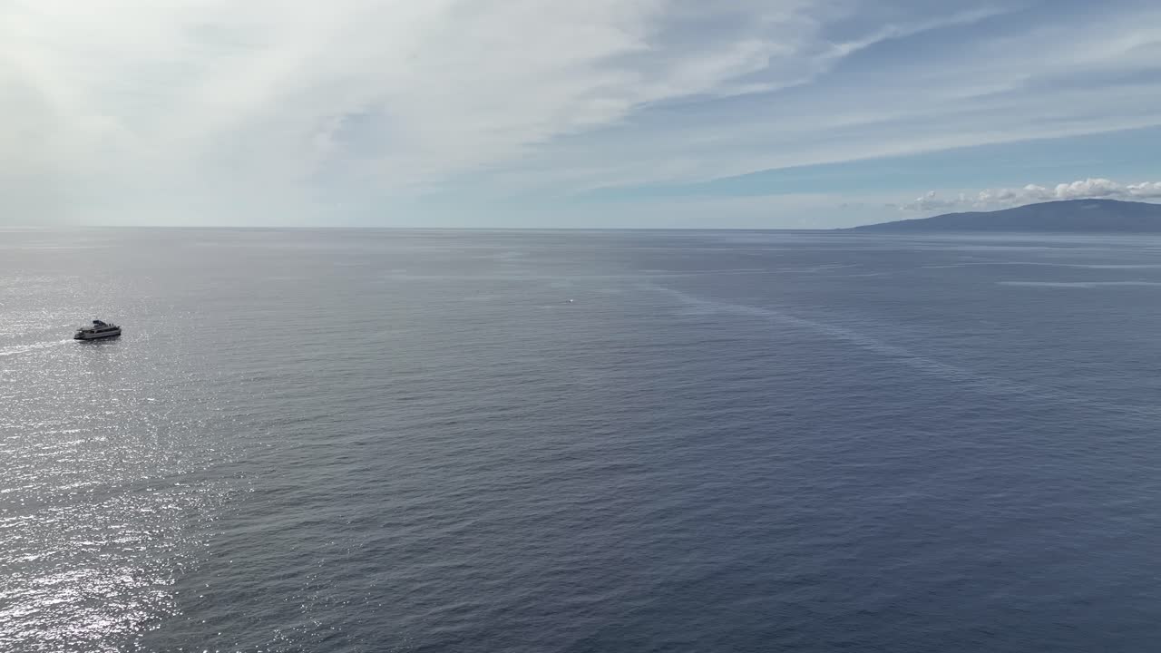 고래 관찰 보트는 하와이에서 고래 관찰 성수기 동안 혹등고래 떼를 찾습니다.