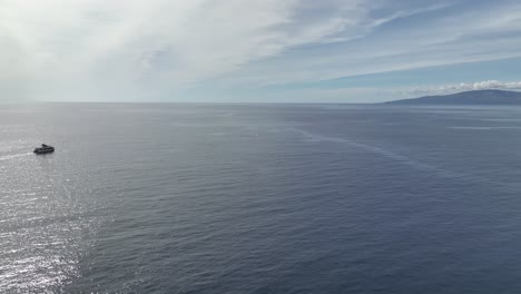 barco de avistamiento de ballenas localiza una manada de ballenas jorobadas durante la temporada alta de avistamiento de ballenas en hawai
