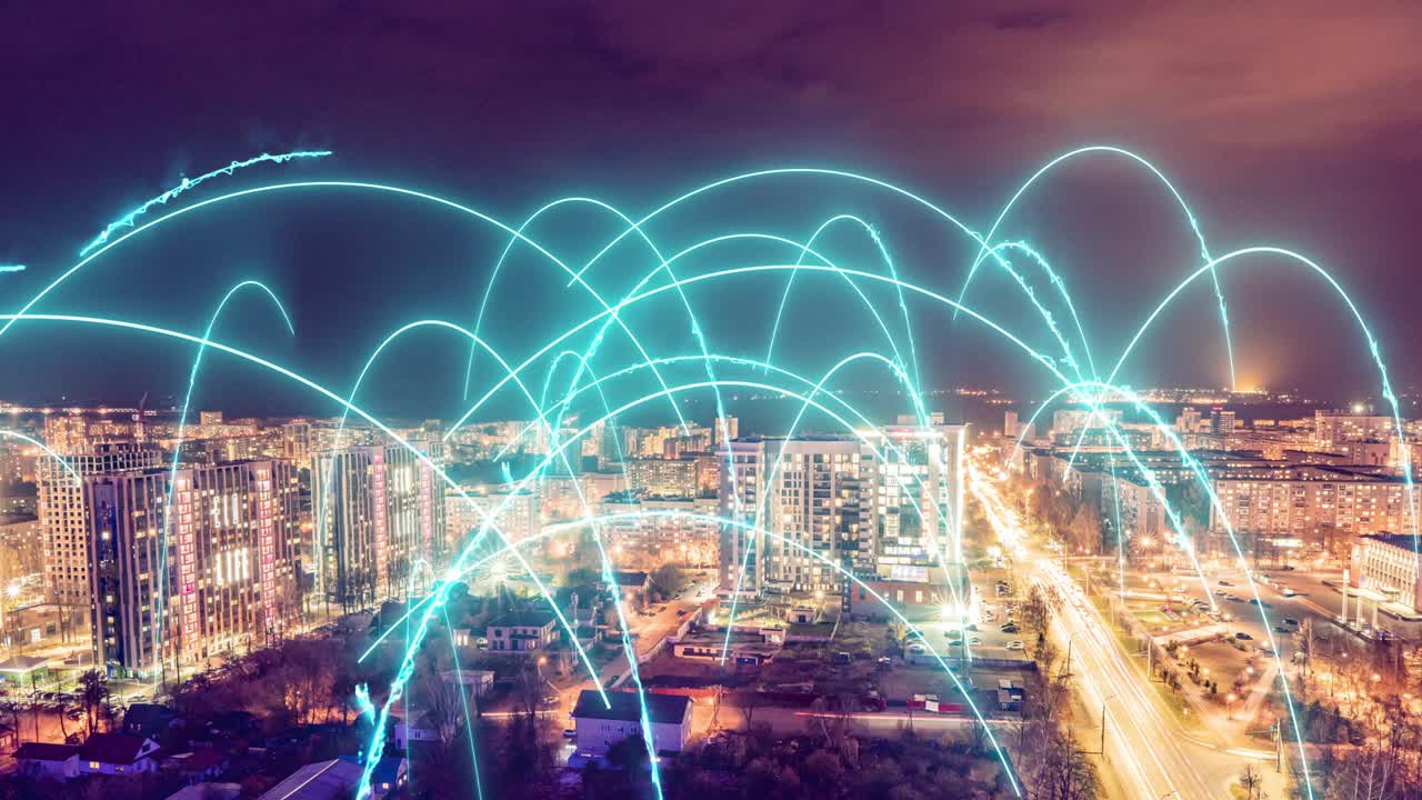 la ciudad inteligente imágenes aéreas de drones hologramas arcos de información que se forman durante la comunicación de red red futurista red y tecnología 5g drone baja luz 4k. bucle de video, lapso de tiempo