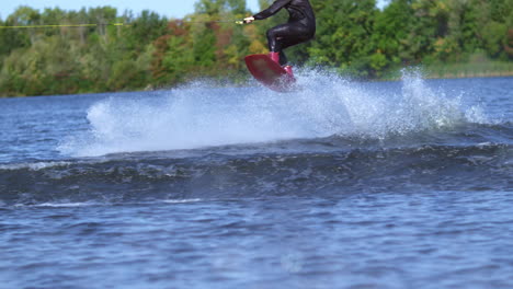 Wakeboarder-Saltando-Muy-Por-Encima-Del-Agua.-Jinete-De-Wakeboard