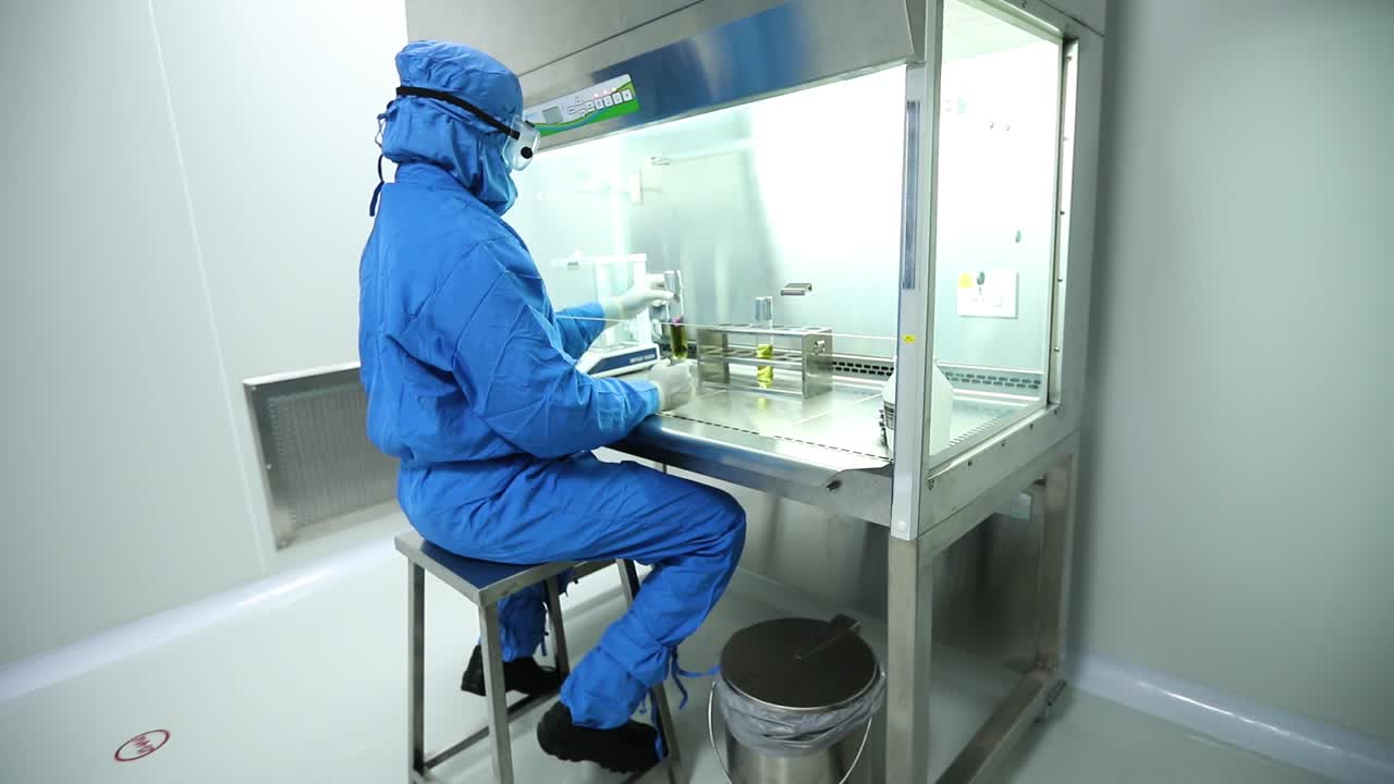 comprobación de la tasa de liberación del fármaco de la cápsula según la descomposición de la cápsula en el laboratorio.