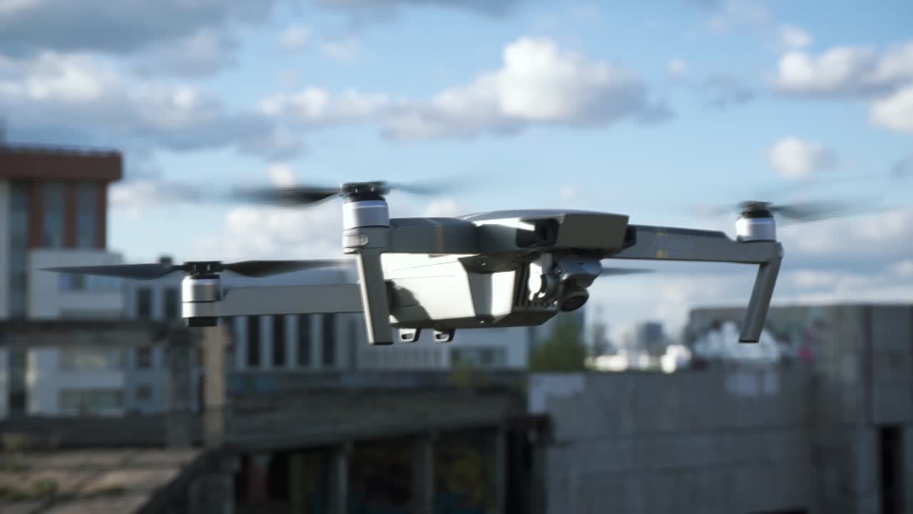 도시 건물 위를 날아다니는 드론