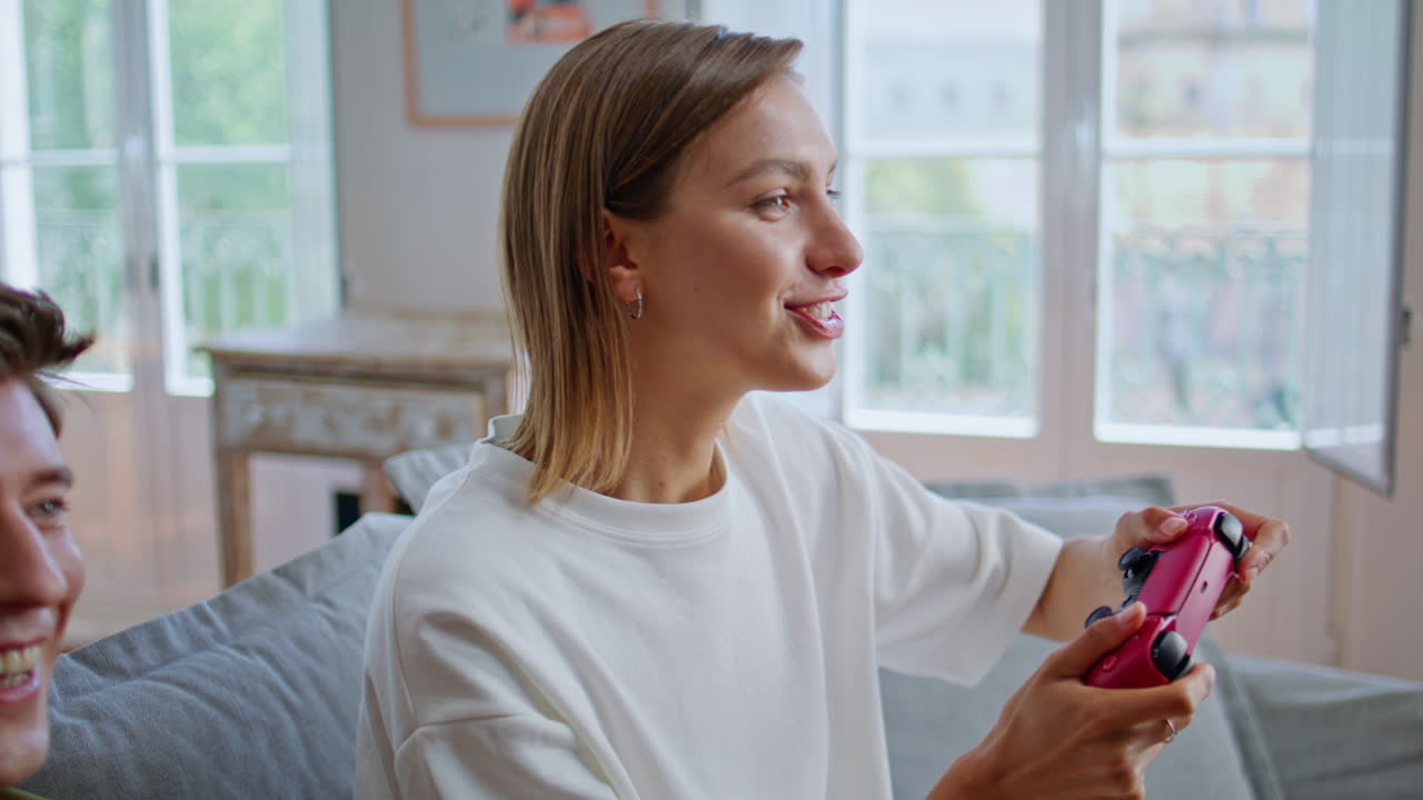 Primo piano di un'adolescente emozionata che usa un gamepad per un gioco online a casa. Giocatrice felice