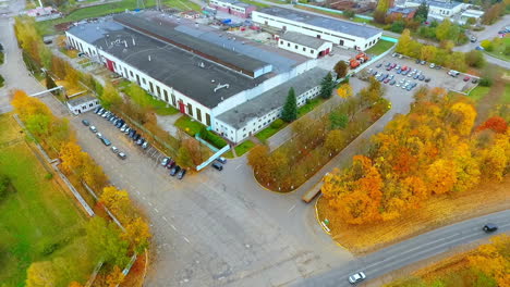 Drone-Ver-Fábrica-Industrial-En-El-Bosque-De-Otoño-De-Fondo.-Edificios-Industriales