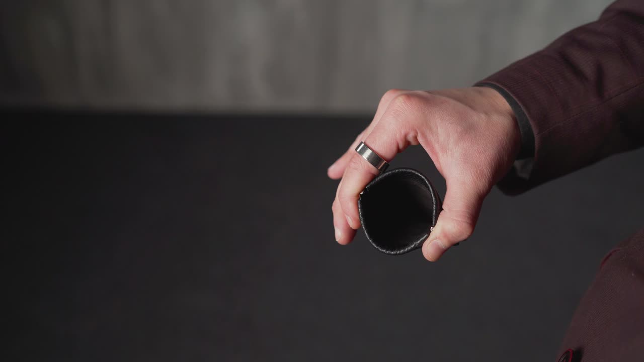 hombre realizando un truco con bitcoin. truco moneda voladora. manos de un mago. truco con la desaparición de la moneda