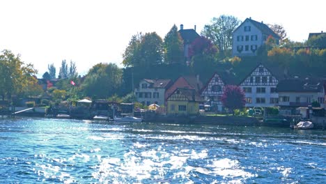 orilla del río rin con casas antiguas, stein am rhein, suiza