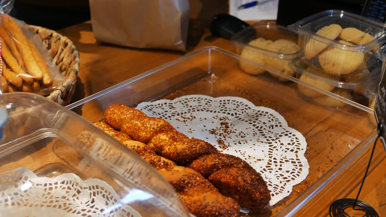 exhibición de panadería con pan y galletas