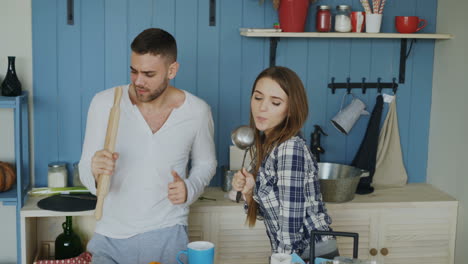 pareja cantando y bailando en la cocina