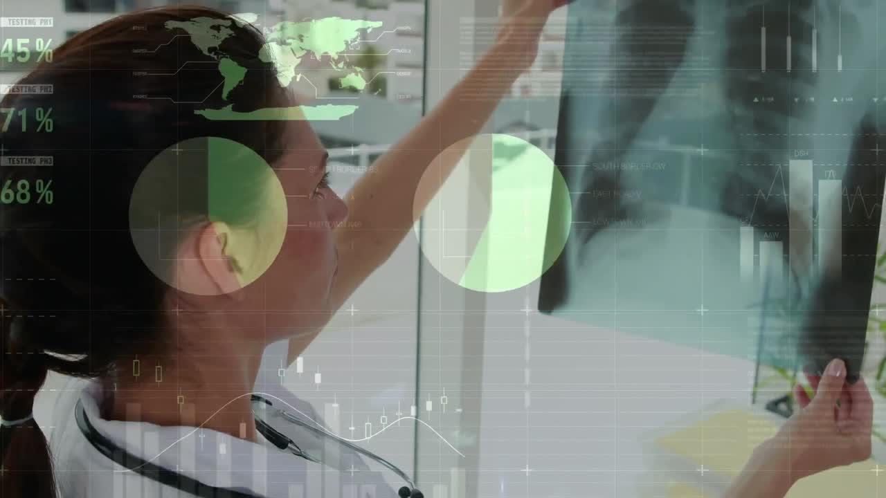animación de procesamiento de datos estadísticos sobre una doctora caucásica examinando radiografías en un hospital
