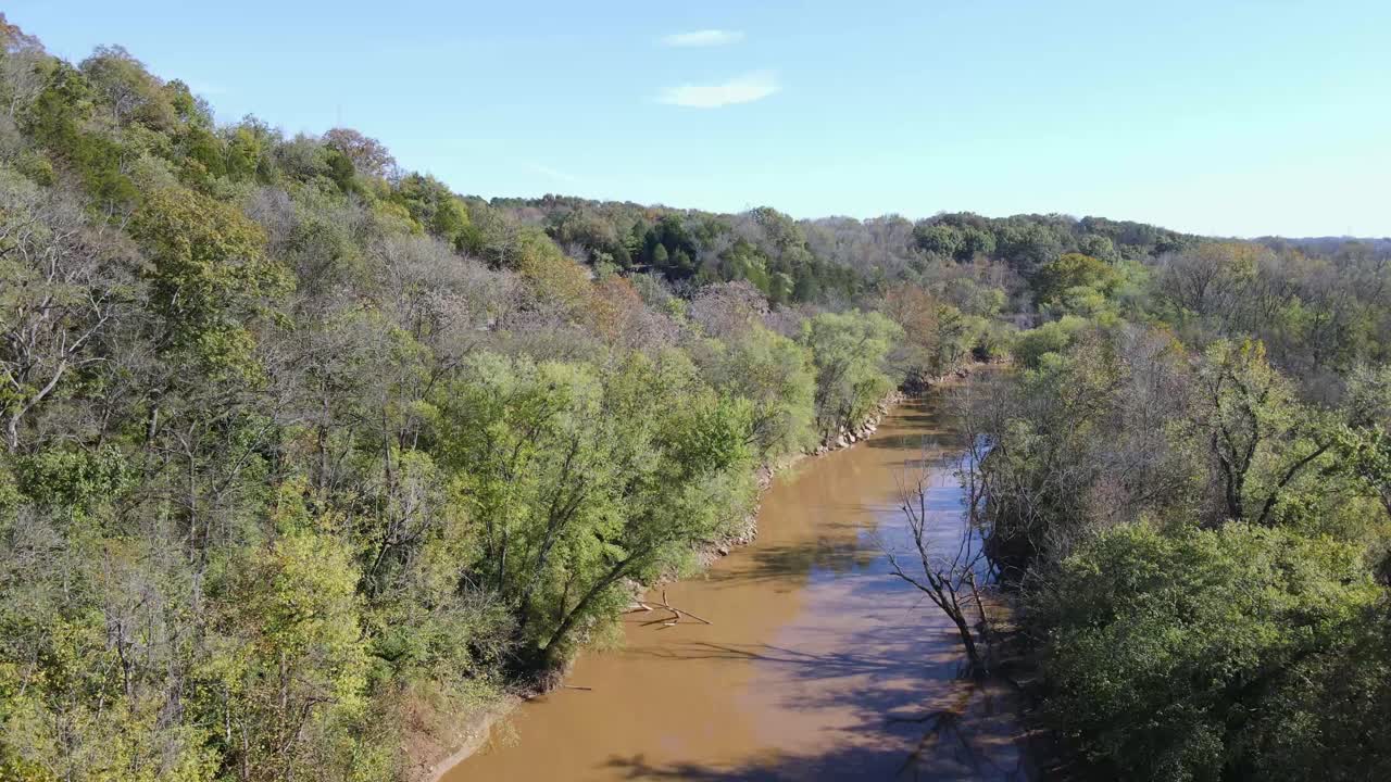 drone volando sobre el puente de la vía férrea en clarksville tennessee