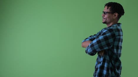 joven feliz guapo africano hipster hombre señalando con el dedo