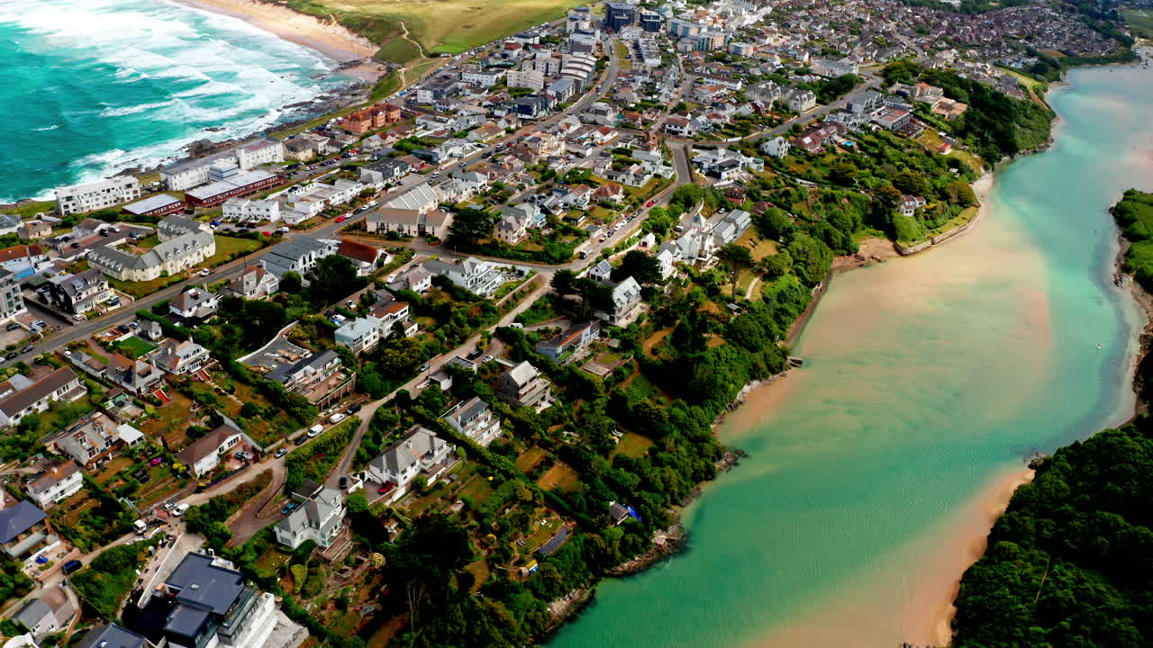 영국 코른월의 해안 도시 뉴 위에서 드론이 아졌다.