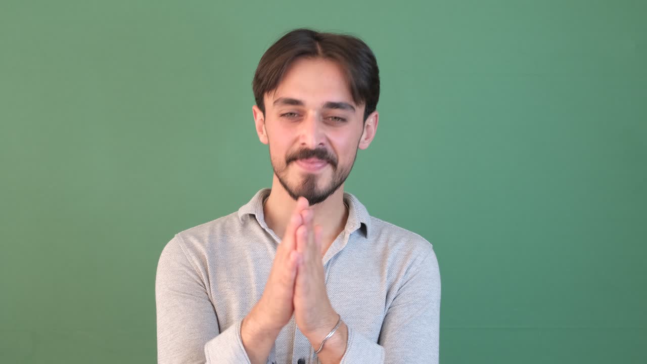 una mano feliz frotándose