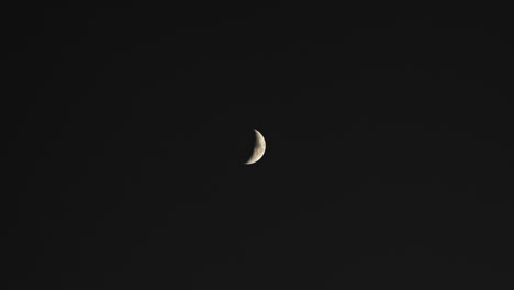 luna joven en el cielo