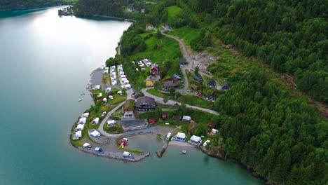 Hermosa-Naturaleza-Noruega-Vista-Aérea-Del-Camping-Para-Relajarse.