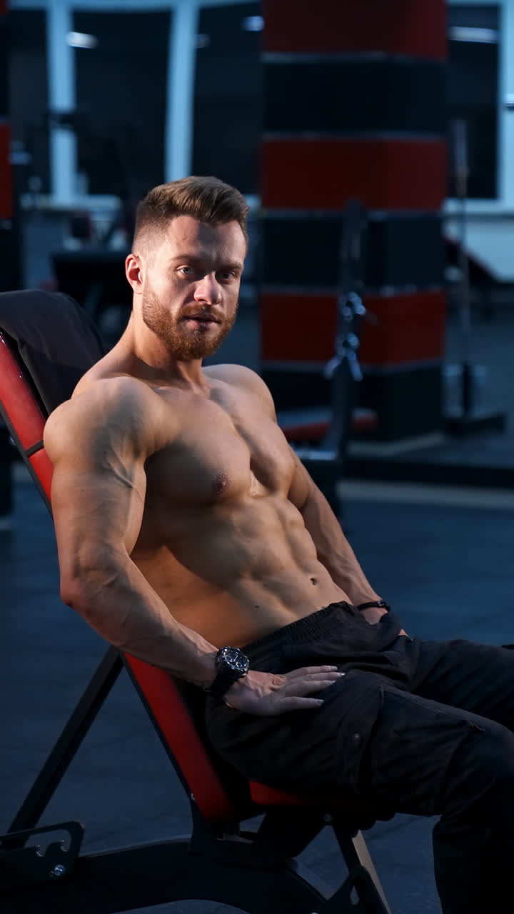 hombre musculoso en el gimnasio