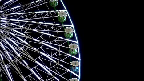 colorida rueda gigante en el parque de la ciudad por la noche.