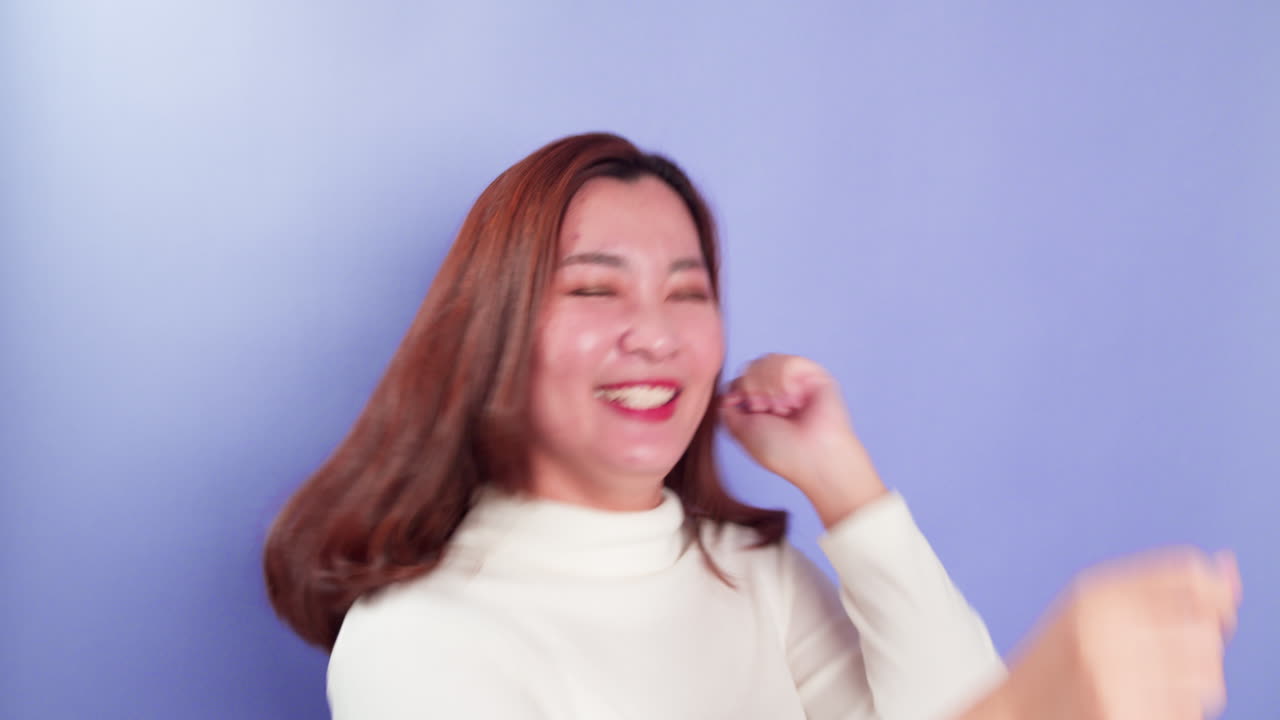 보라색 배경에 고립 된 휴식 실내 스튜디오 촬영 젊은 아시아 쾌활한 여자 장난 음악 댄스