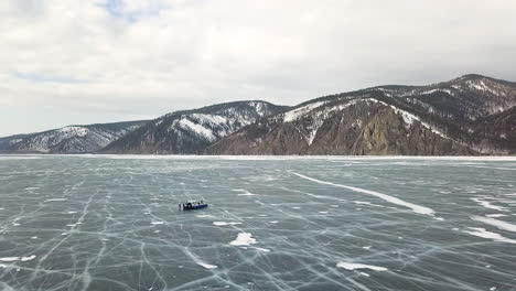 un barco en un lago congelado