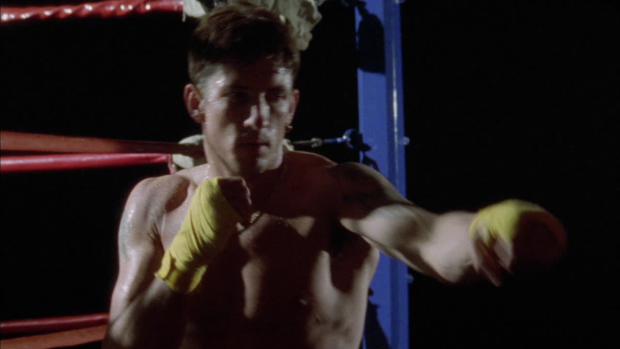 권투 선수가 링 밖에서 펀치를 연습합니다.