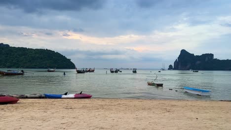 Playa-En-La-Isla-Phi-Phi-Durante-La-Marea-Alta-En-Temporada-Alta-En-Tailandia-Cerca-De-Krabi