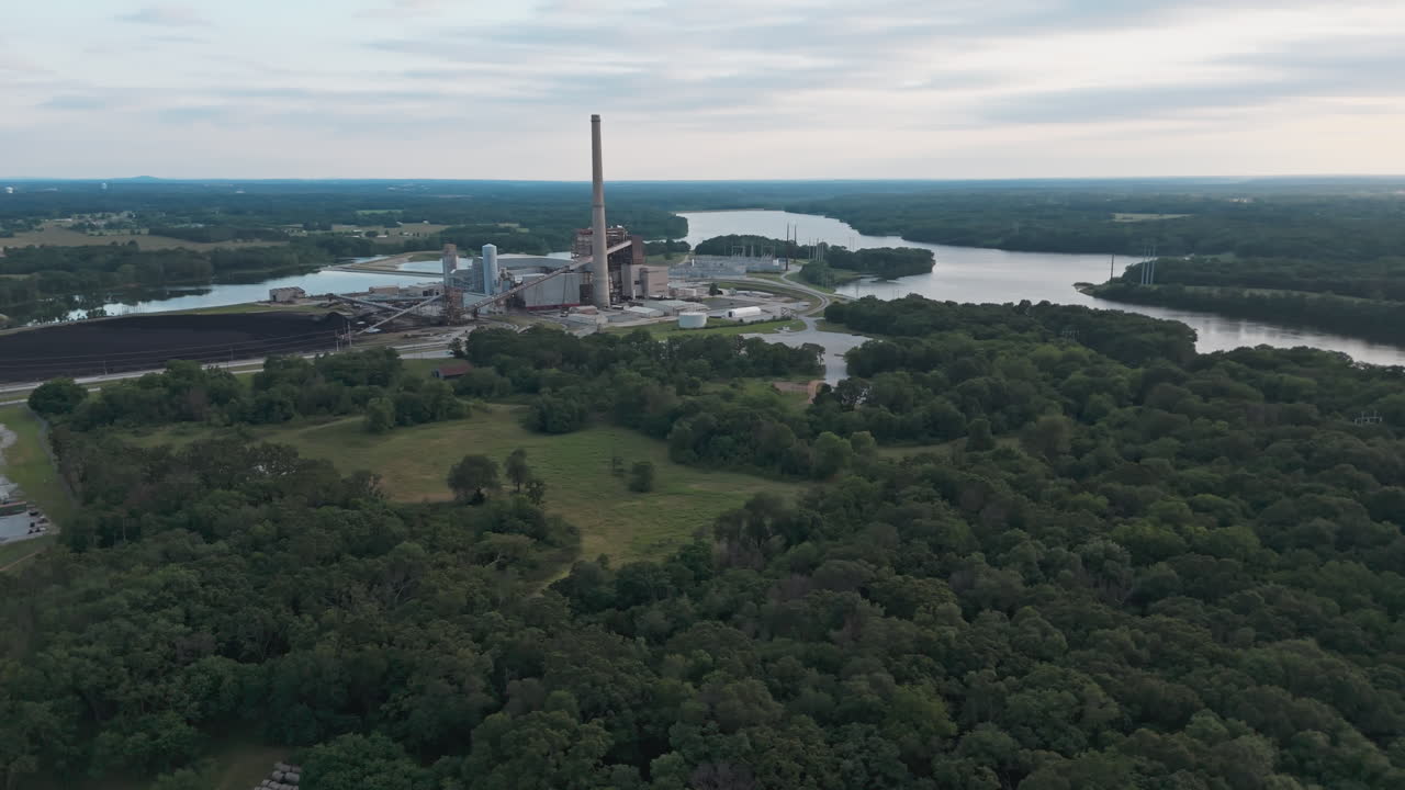 Luftfoto af Flint Creek kraftværk ved siden af reservoir, afdæmpet dagslys