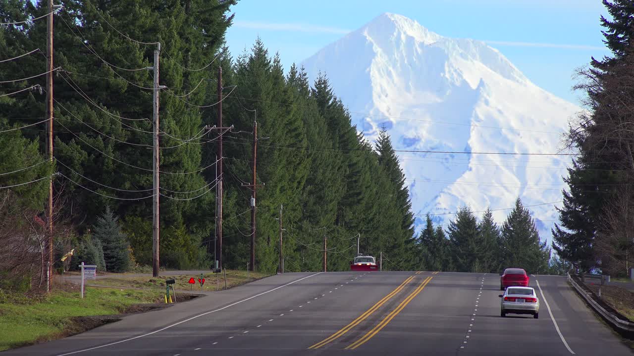 자동차와 트럭은 mt 후드 오레곤 아래의 고속도로를 여행합니다.