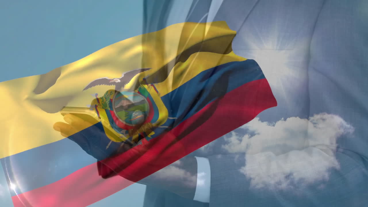 Professionista che tiene un libro sotto un cielo blu, con sovrapposizione animata della bandiera ecuadoriana.