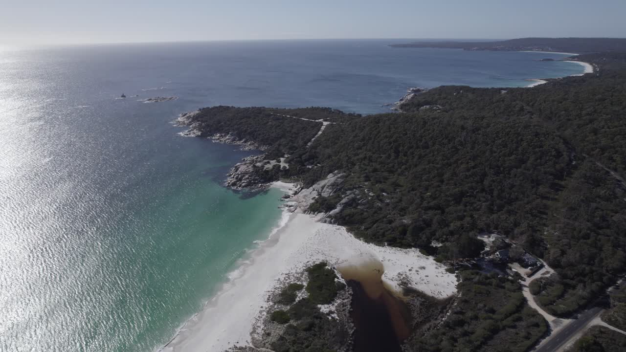 Luftfoto af Sloop Rock Lookout med Taylors Beach i The Gardens, Tasmanien, Australien