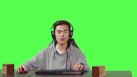 pc에서 온라인 게임을 하는 소년의 pov