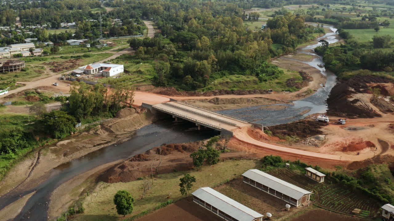 vista aérea del puente sobre el río dentro de jinka, ciudad comercial en el sur de etiopía
