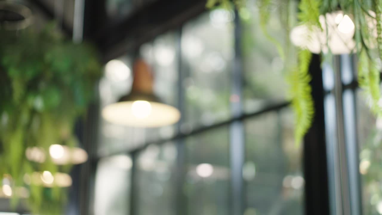 사무실 방 창문의 흐릿한 배경은 정원 전망을 통해 볼 수 있습니다.