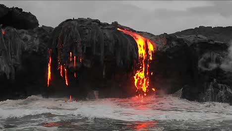 El-Espectacular-Flujo-De-Lava-Al-Anochecer-De-Un-Volcán-Al-Océano-Sugiere-El-Nacimiento-Del-Planeta