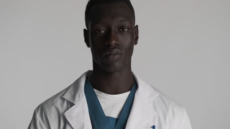 el doctor afroamericano en el fondo gris.