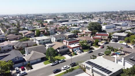toma aérea de casas en una zona residencial en un día cálido y soleado, concepto de mercado inmobiliario e inversión inmobiliaria
