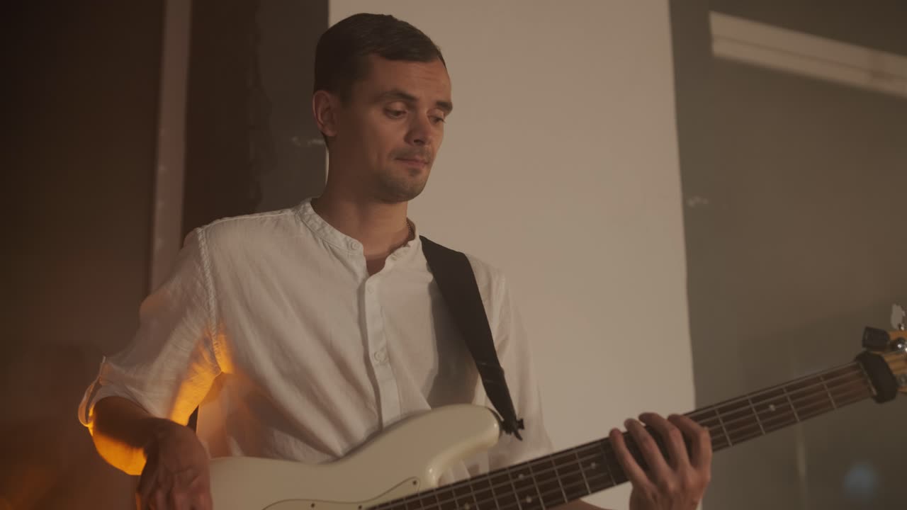 actuación en vivo de la banda con cantante, bajista, pianista, baterista y guitarrista