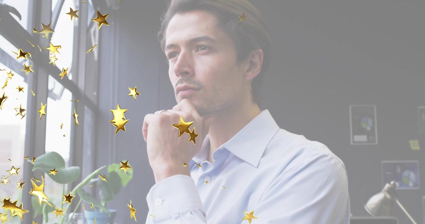 Un uomo d'affari sposta il peso vicino alla finestra e assume una posa pensierosa, mentre stelle dorate fluttuano sopra i grafici.