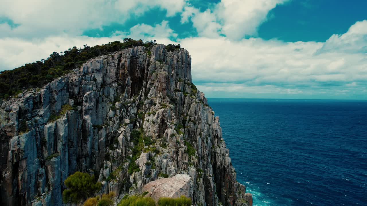 cape hauy drone vuela sobre los árboles en un acantilado en tasmania, australia