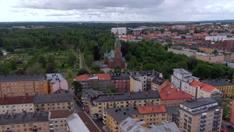 Majestätische-Kirche-Mit-Turm,-Umgeben-Von-Der-Farbenfrohen-Stadt-Norrköping