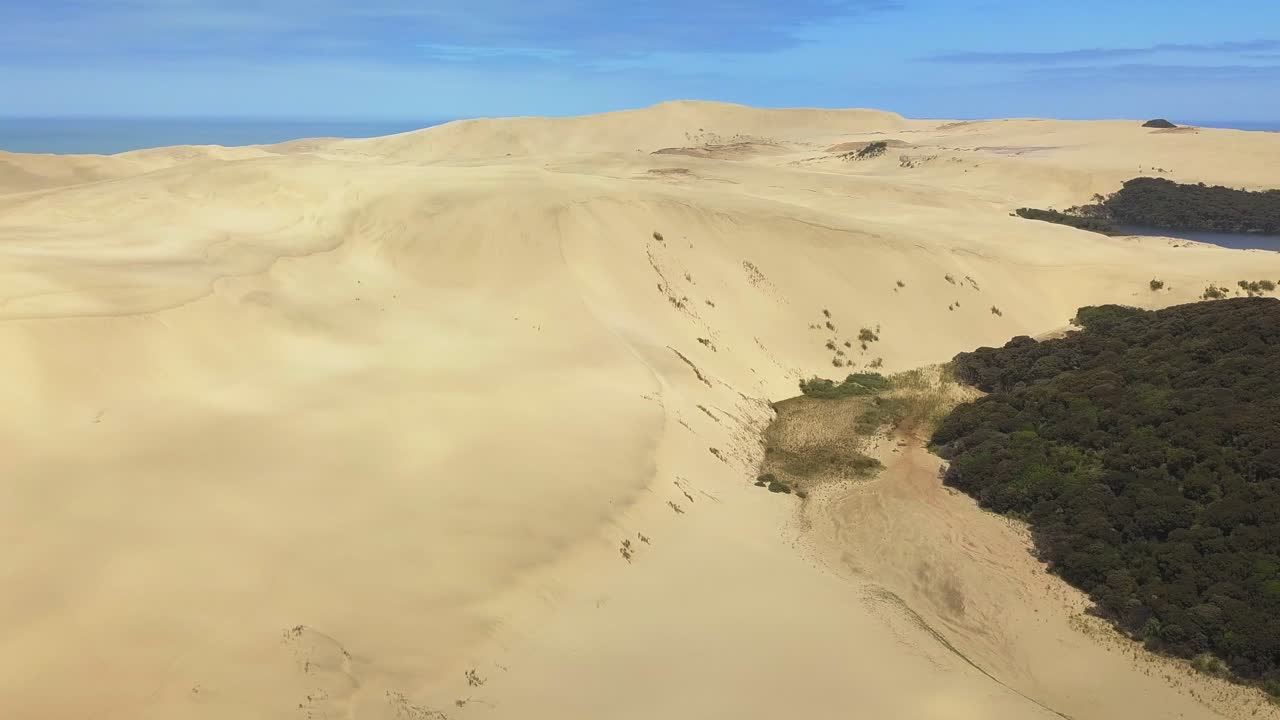 panorama aéreo sobre las gigantescas dunas de arena en nueva zelanda