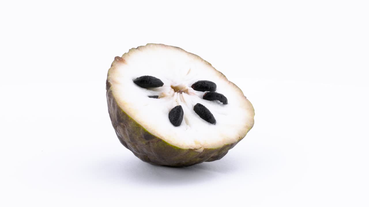 성숙 된 아노나 과일의 절반, 씨과 함께 설탕 사과 과일 프, 색 배경에 고립 된 회전 테이블에서 회전.