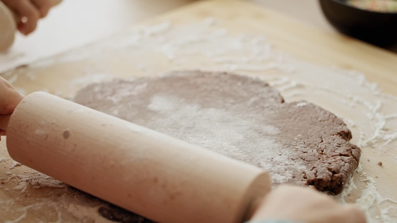 Video gadis membuat adonan kue jahe dengan rolling pin