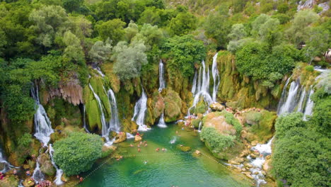 famosa cascada de kravica para turistas con un rico ecosistema ribereño durante el día en bosnia y herzegovina