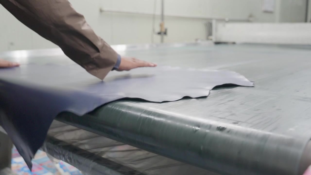 Stretching frames clamps leather tanning stretching process inside factory