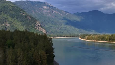 beeindruckende luftaufnahme des fraser river inmitten majestätischer bewaldeter berge