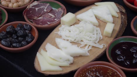 plato de queso para el desayuno turco