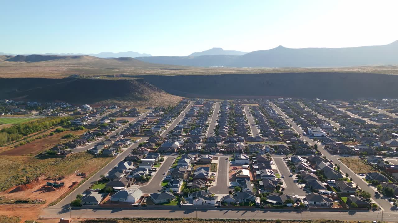 vecindarios de la ciudad de huracán en utah - panorámica aérea