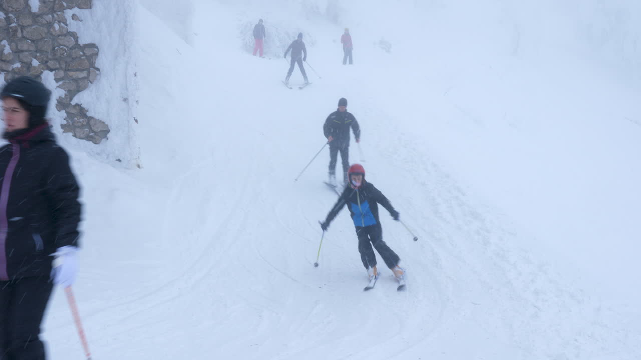 Sciare sulle montagne nebbiose