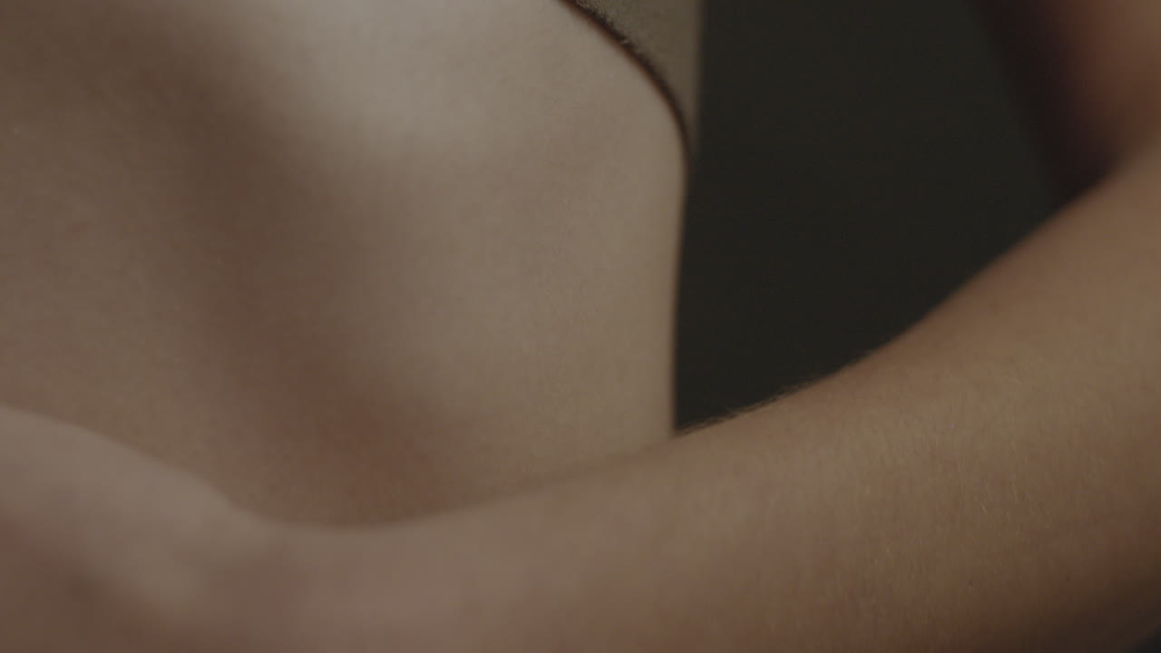 cuerpo respirando desde un lado 4k